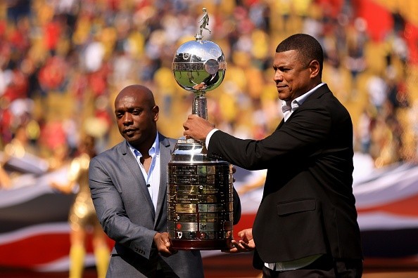 Junior Baiano y Paulo Miranda. Getty.