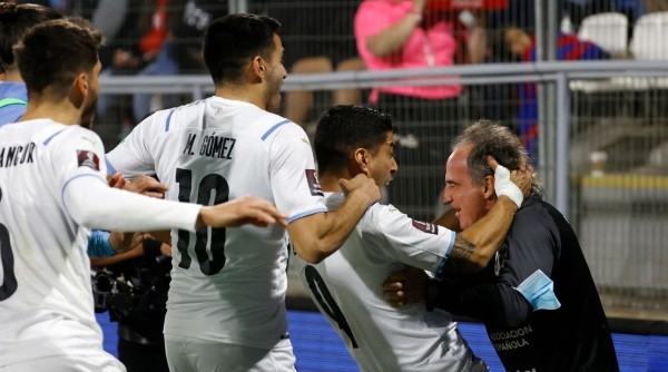 El abrazo de Luis Suárez con el &#039;Profe&#039; Ortega (Getty Images)