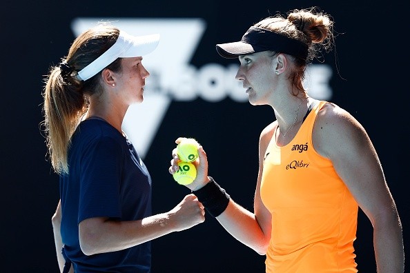 Danilina e Bia no Australian Open, torneio que foram vice. 
    Créditos: Darrian Traynor/Getty Images