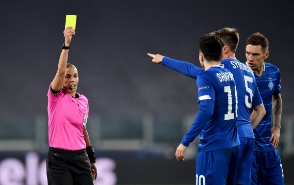 La jueza francesa realizó su debut en la Champions League masculina en 2020, cuando comandó un duelo entre Juventus y Dinamo Kiev (Foto: Getty Images)