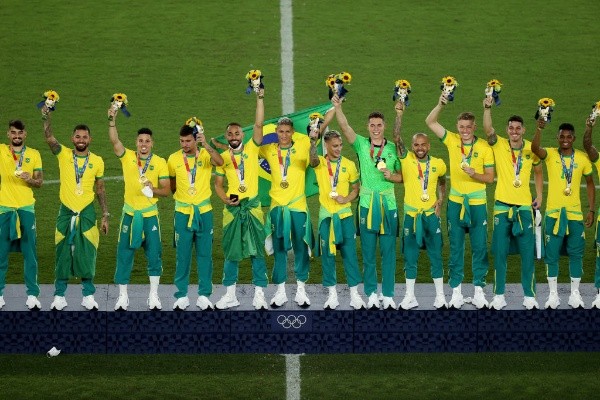 Clive Mason/Getty Images - Seleção Brasileira comemora medalha olímpica de Tóquio 2020