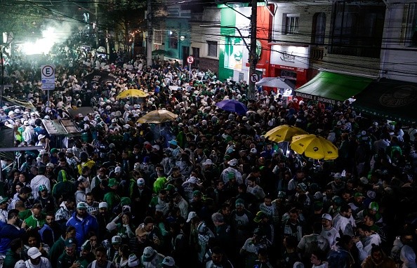 Hinchas de Palmeiras a las afueras del Allianz Parque de Sao Paulo. Getty.