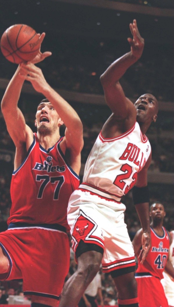 Gheorghe Muresan ante Michael Jordan (Getty)