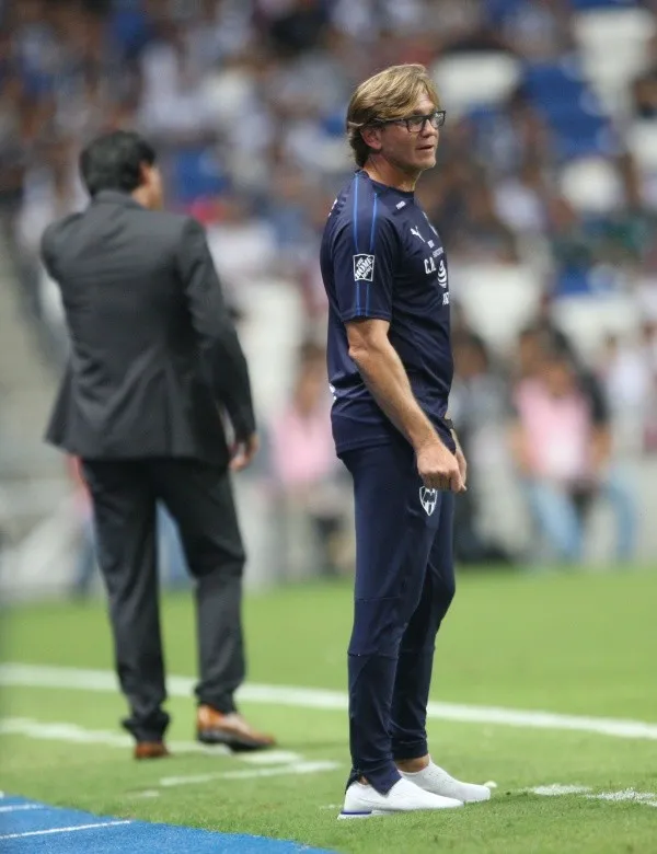 Arzeno durante su etapa como auxiliar de Diego Alonso, en Rayados. Créditos: Imago7