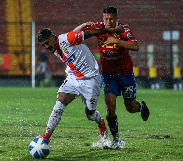 26 DE ABRIL DE 2022/SANTIAGOJuan Carlos Gaete (I), durante el partido vlido por la undcima fecha del Campeonato Nacional 2022, entre Union Espaola y Cobresal, disputado en el Estadio Santa Laura.FOTO: SEBASTIAN ORIA/AGENCIAUNO