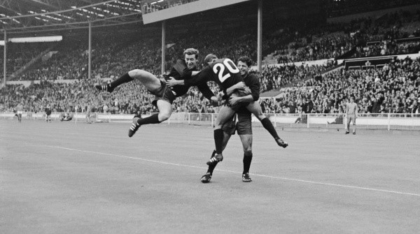 Enrique Borja (20) scores in the 1966 World Cup (Getty Images)