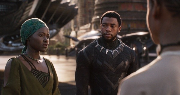 Lupita Nyong&#039;o y Chadwick Boseman en la primera Black Panther. (IMDb)