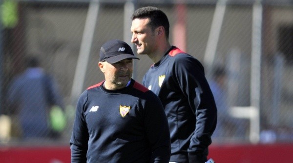 Sampaoli y, de fondo, Scaloni, en Sevilla