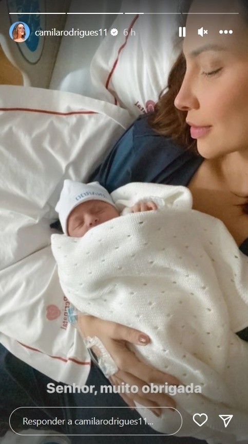 Camila Rodrigues celebra chegada do seu primeiro filho. Imagens: Reprodução/Story Instagram ofiical da atriz.