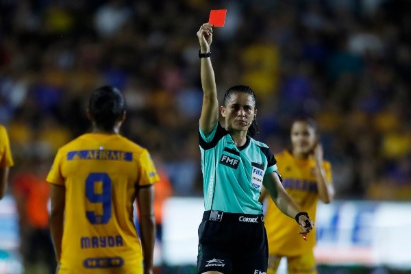 Stephany Mayor fue expulsada en la semifinal de ida entre Tigres y Rayadas (Foto: Imago7)