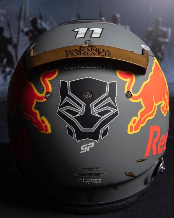 El casco de Checo Pérez con el diseño de Pantera Negra (Foto: Twitter @SChecoPerez)