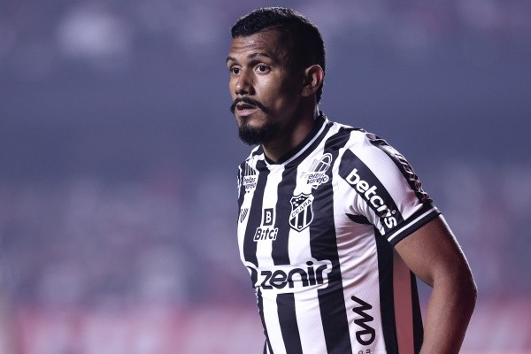Foto: Ettore Chiereguini/AGIF - Sobral tem contrato no Ceará até o fim de 2024 e continua na mira do Santos