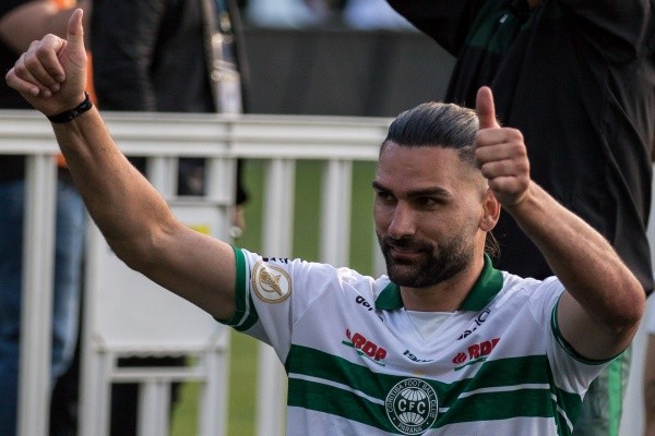 Foto: Robson Mafra/AGIF - Léo Gamalho está em fim de contrato com o Coritiba