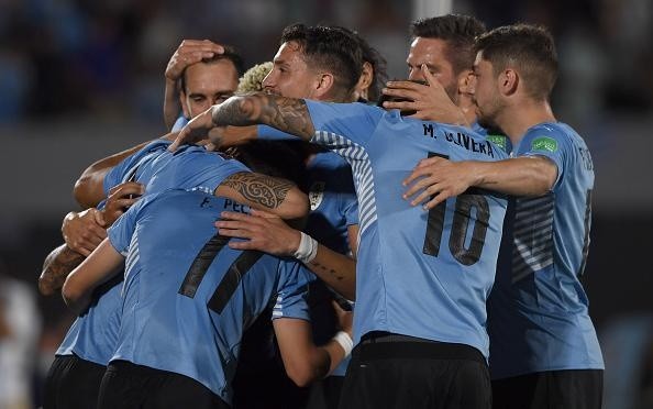 Arrascaeta recebe prêmio de melhor do jogo em despedida do Uruguai