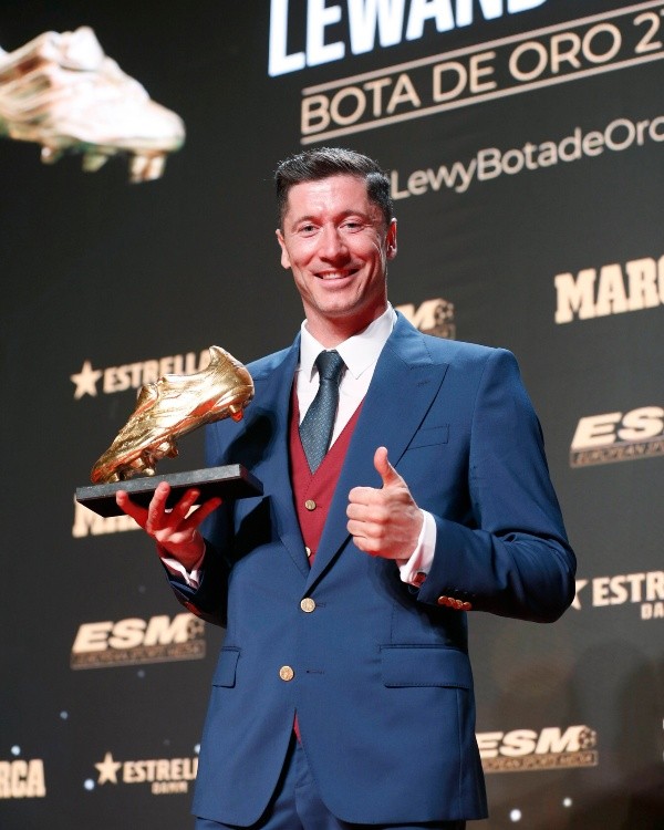 Lewandowski recibió el premio al máximo goleador en ligas europeas durante la temporada 2021/22. Créditos: IMAGO