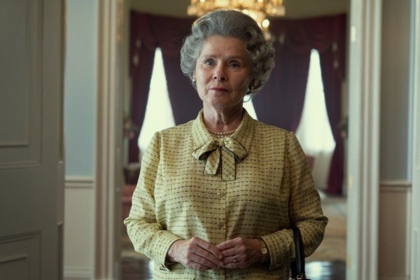Imelda Staunton como la reina Isabel II en The Crown (Netflix).