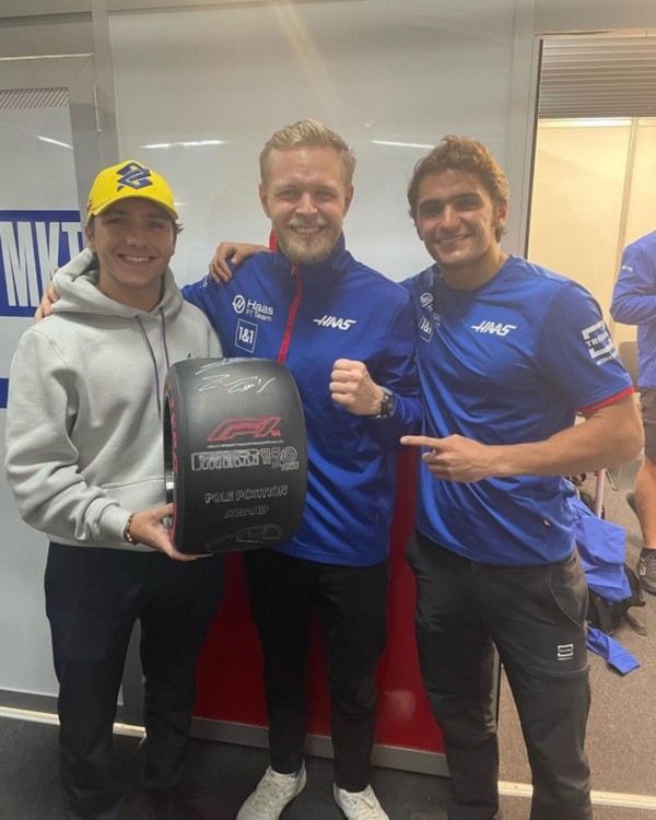 Enzo ao lado do pole Kevin Magnussen e de Pietro Fittipaldi, piloto reserva da Haas. Reprodução/Instagram oficial de Enzo Fittipaldi