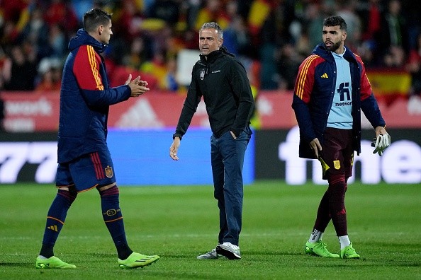 Luis Enrique con jugadores de España. Getty.