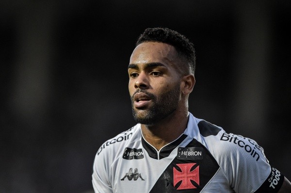 Besiktas rescinde contrato com Alex Teixeira