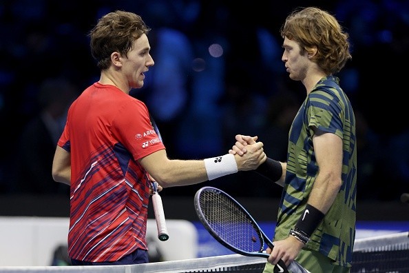 Saludo entre Ruud y Rublev. Getty.