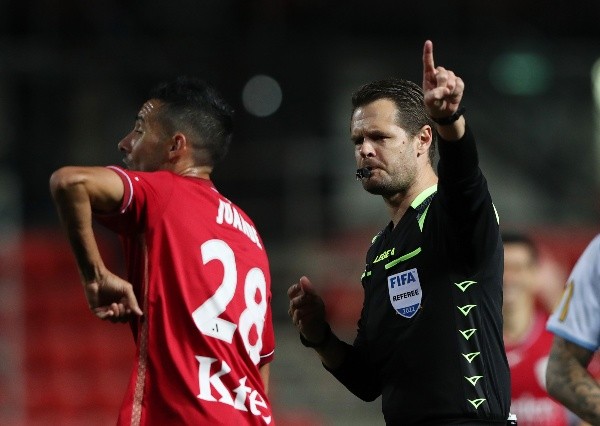 Chris Beath mostró 1.109 tarjetas amarillas y 53 rojas durante su carrera como árbitro (Foto: Getty Images)