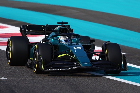 Alonso durante o teste de Abu Dhabi. Créditos: Bryn Lennon/Getty Images