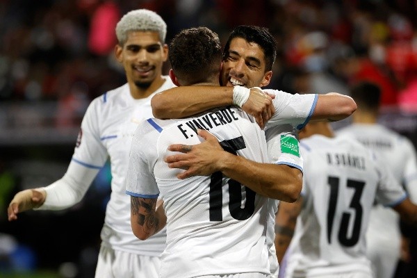 Foto: Getty Images - Suárez e Valverde comemoram gol pela Seleção Uruguaia