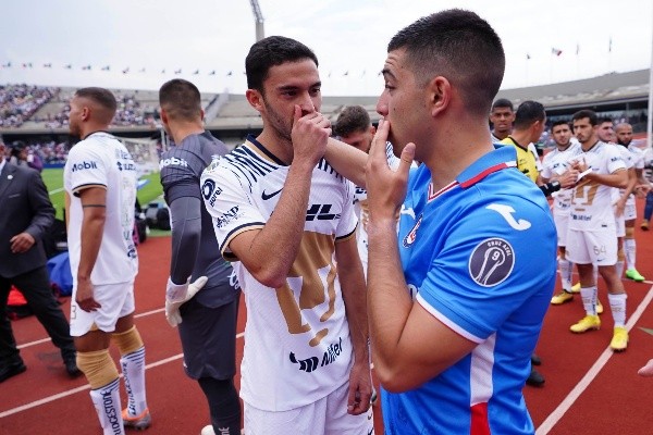 Jerónimo Rodríguez con Erik Lira en el último partido de Cruz Azul frente a Pumas. (Imago7)