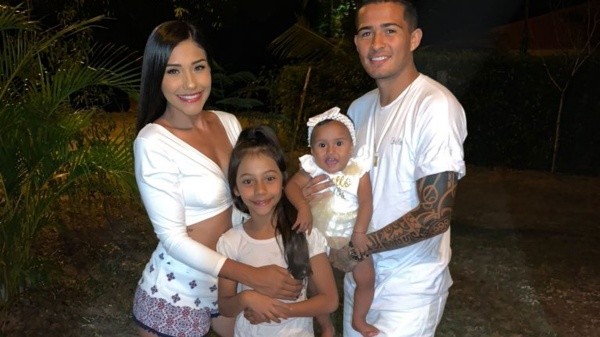 El futbolista y la modelo, unidos desde jóvenes, ya formaron una familia (Twitter Gerson Torres)