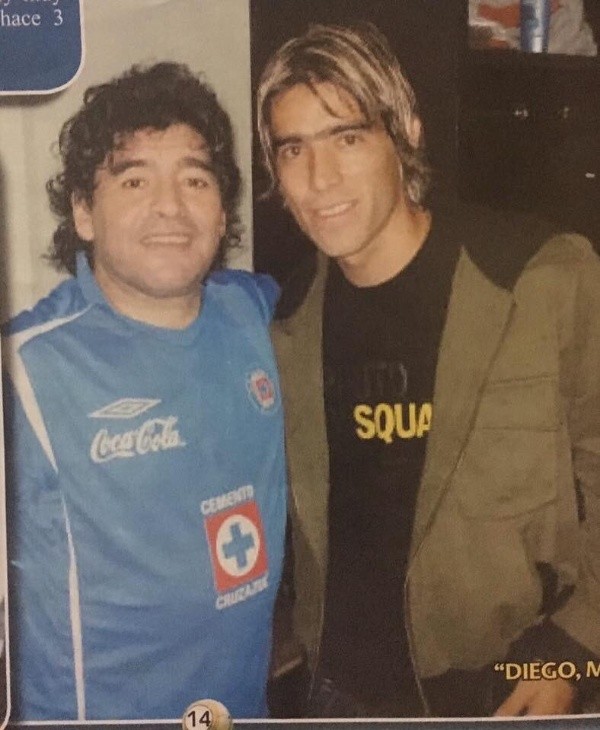 La foto que inmortalizó a Maradona con la camiseta de Cruz Azul. (Foto: @History_LigaMX)