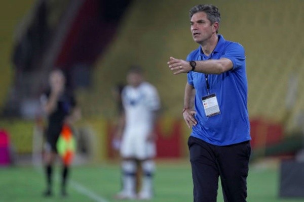 GUAYAQUIL, ECUADOR - JULY 21: Mauricio Pellegrino coach of Velez gestures during a round of sixteen second leg match between Barcelona SC and Velez as part of Copa CONMEBOL Libertadores 2021 at Estadio Monumental Isidro Romero Carbo on July 21, 2021 in Guayaquil, Ecuador. (Photo by Dolores Ochoa - Pool/Getty Images)