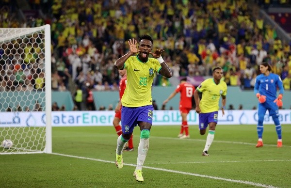Era gol de Vinicius, pero el VAR cobró fuera de juego de Richarlison (Getty Images)