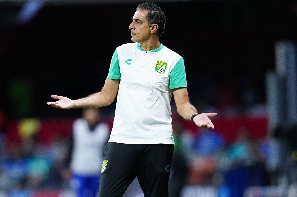 Renato Paiva dejó de ser el DT de León (Getty Images)