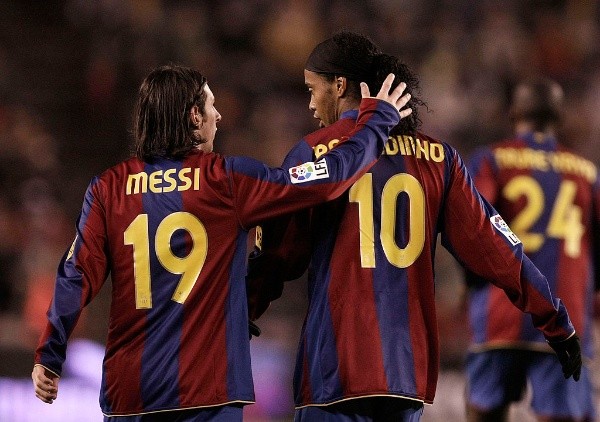 Messi y Ronaldinho jugando juntos en Barcelona. (Getty Images)