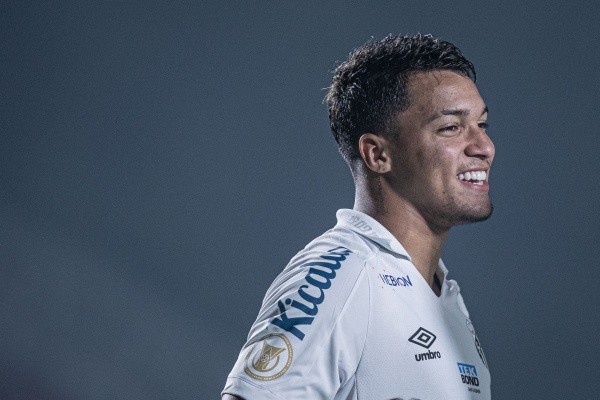 Santos marca reunião que pode definir o futuro de Ângelo