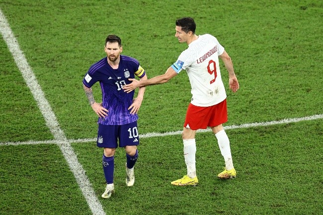 Messi y el cruce con Lewandowski. (Foto: Getty Images)
