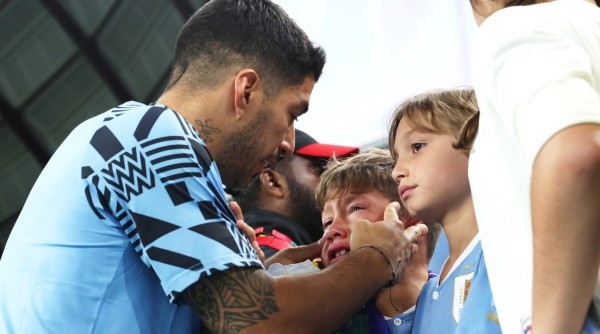 Luis Suárez, consolando a su hijo (Getty Images)