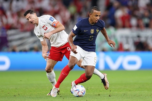 Koundé con los collares en el partido ante Polonia. Getty.