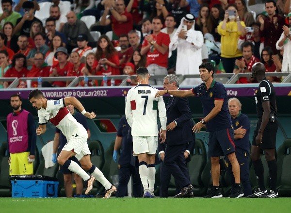 El DT de Portugal, Fernando Santos, se molestó por la reacción de Cristiano Ronaldo al ser reemplazado ante Corea del Sur (Foto: Getty Images)