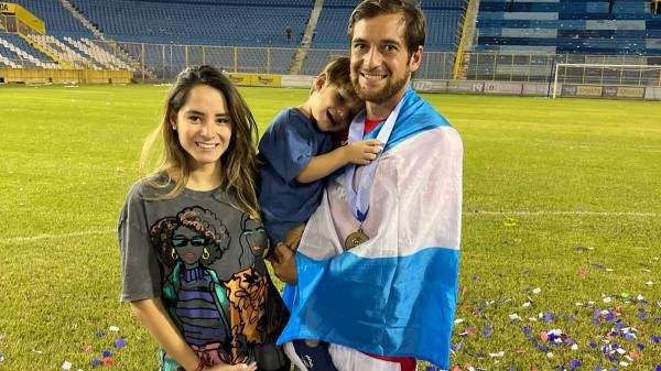 El reciente campeón argentino y una familia bien salvadoreña que seguirá creciendo (Facebook Guillermo Stradella)