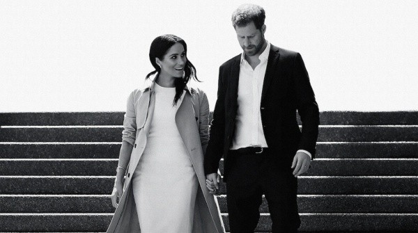 Meghan Markle e príncipe Harry em pôster da série sobre o casal - Foto: Netflix