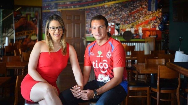Otra presentadora deportiva junto a un futbolista reconocido que viven su historia de amor (El Salvador.com)