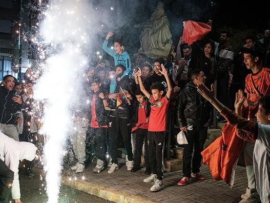 Pablo Miranzo/Anadolu Agency via Getty Images - Festa dos torcedores marroquinos após eliminar a Espanha