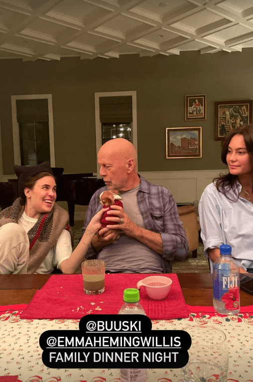 Bruce Willis ao lado da família em jantar - Foto: Instagram @scoutlaruewillis