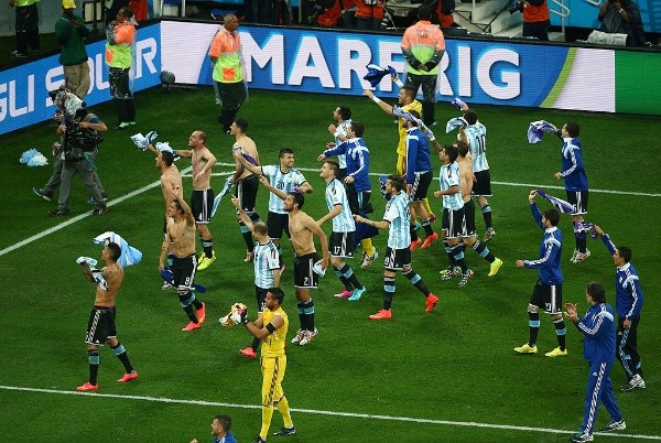 Festejo argentino tras vencer a Países Bajos en penales (foto: Getty)