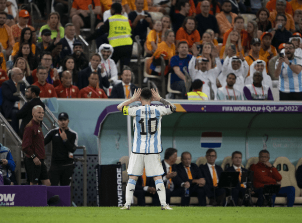 Messi haciéndole el gesto del &quot;Topo Gigio&quot; al cuerpo técnico de Países Bajos (Getty Images)