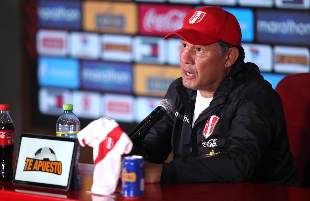 Juan Reynoso brindó conferencia de prensa. Foto: Prensa FPF.