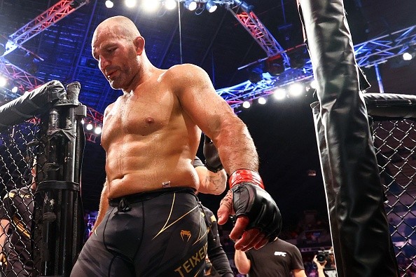 Glover perdeu o cinturão dos meios-pesados no UFC 275 para Prochazka. Créditos: Yong Teck Lim/Getty Images