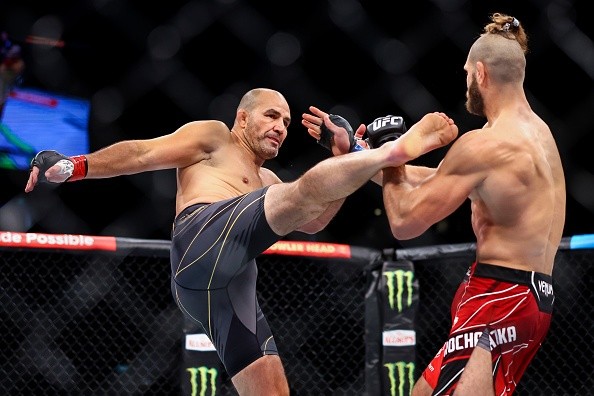 Glover perdeu o cinturão para Prochazka no UFC 275. 
    Créditos: Yong Teck Lim/Getty Images