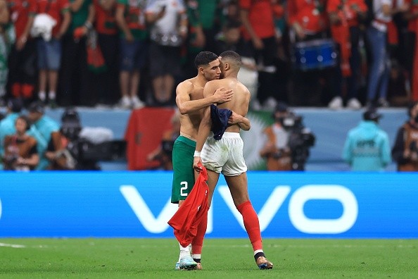 Abrazo fundido de Hakimi y Mbappé. Getty.